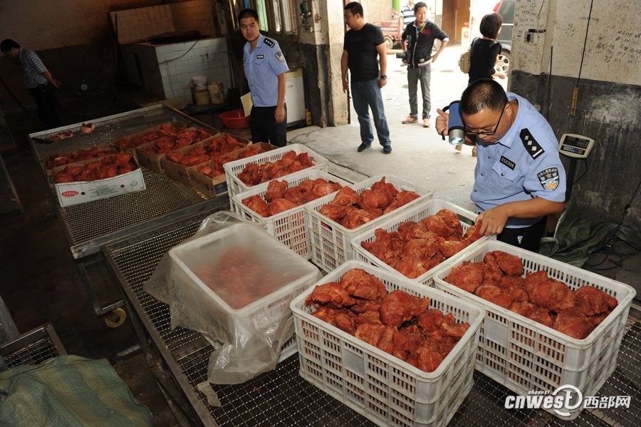 公安雁塔警方查获了6家非法制作假牛肉的作坊，现场截获假牛肉17500余公斤。