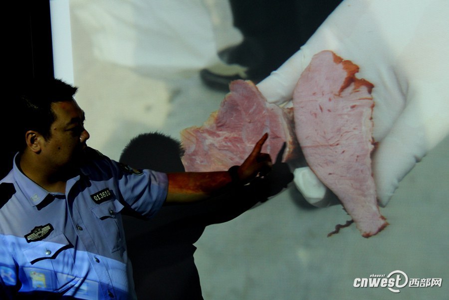 民警现场起获的假牛肉(图右)与真牛肉(图左)相比，非常相似。