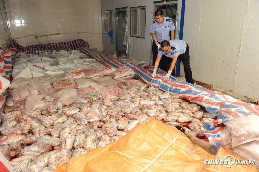 公安雁塔警方查获了6家非法制作假牛肉的作坊，在黑作坊查获大量假牛肉半成品和成品。