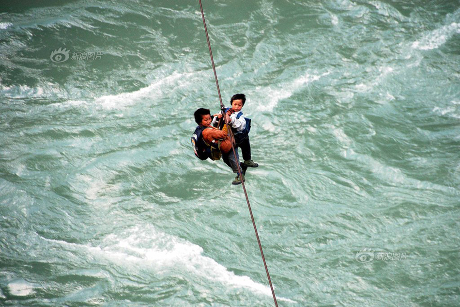 2007年12月，云南省怒江州福贡县马吉乡中心小学兄弟俩靠飞索过江上学。事情曝光后，经社会捐助，当地建起了几座“爱心桥”。