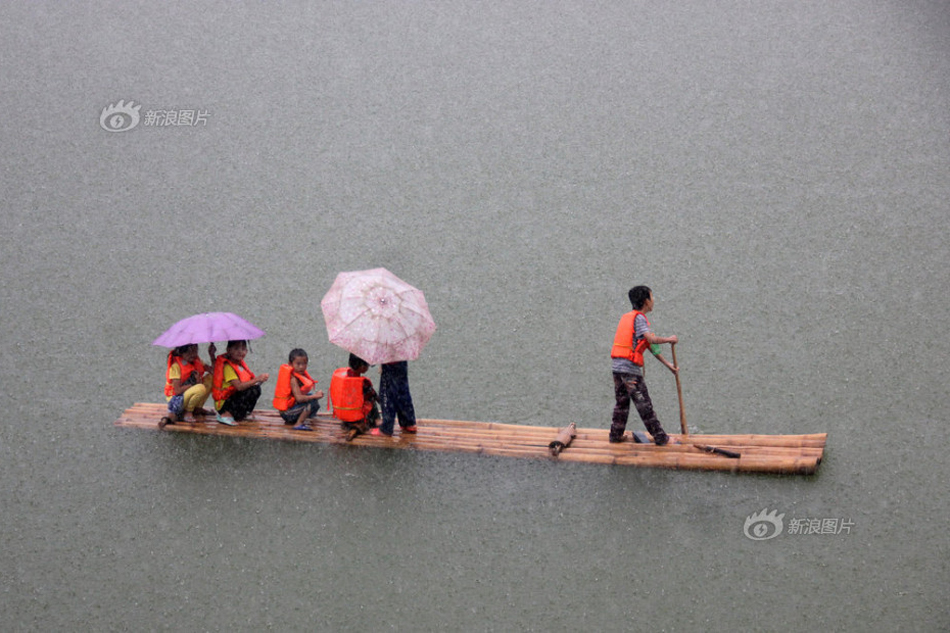 2013年9月5日，广西藤县古龙镇陈平村小学陈山分校的30多名孩子放学后撑竹筏渡过约500米的水面回家。最近，当地政府禁止竹筏渡河，不少学生又在家长的带领下趟水上学。