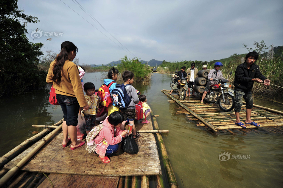 2011年12月4日，由于强台风引发水库水位上涨，海南省儋州市最偏远黎苗寨的公路被淹，当地村庄里的孩子们只能乘竹筏渡过这条最深处可达2米多的河去上学。由于只有一条缆绳，孩子们只能等对岸的船过来之后才能走。