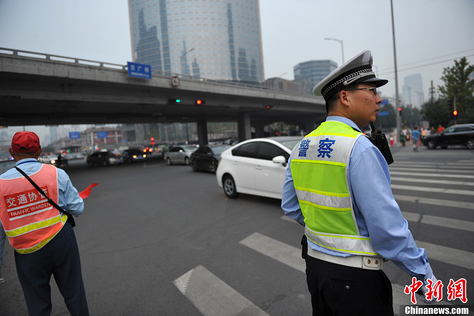 9月12日下午，为了应对晚高峰的出行，科学引导与缓解交通压力，北京市首条潮汐车道正式开通。图为当日潮汐车道正式开通，交警与协管员上路疏导。