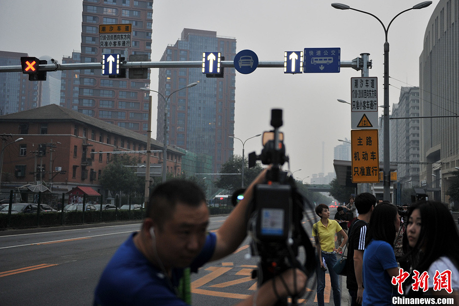 9月12日下午，为了应对晚高峰的出行，科学引导与缓解交通压力，北京市首条潮汐车道正式开通。图为多家媒体关注北京首条潮汐车道开通。