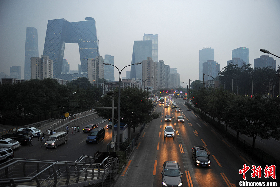9月12日下午，为了应对晚高峰的出行，科学引导与缓解交通压力，北京市首条潮汐车道正式开通。图为潮汐车道开通后晚高峰时段由原来的一条变为两条车道供社会车辆出城。