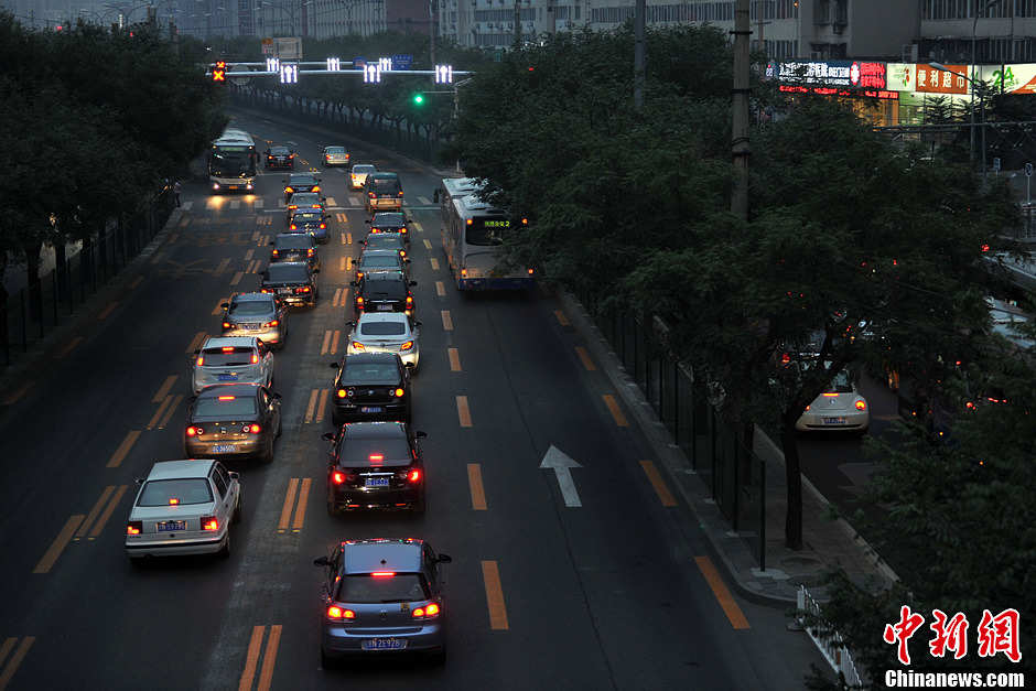 9月12日下午，为了应对晚高峰的出行，科学引导与缓解交通压力，北京市首条潮汐车道正式开通。图为9月12日潮汐车道开通时的车流。