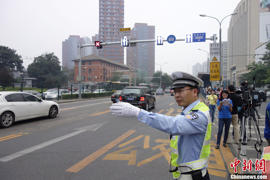 9月12日，为了应对晚高峰的出行，科学引导与缓解交通压力，北京市首条潮汐车道开通。从12日开始，每天晚高峰17点到20点，北京朝阳路京广桥至慈云寺桥主路进城方向的一条社会车道改为出城方向机动车使用，其余时段维持现状通行。