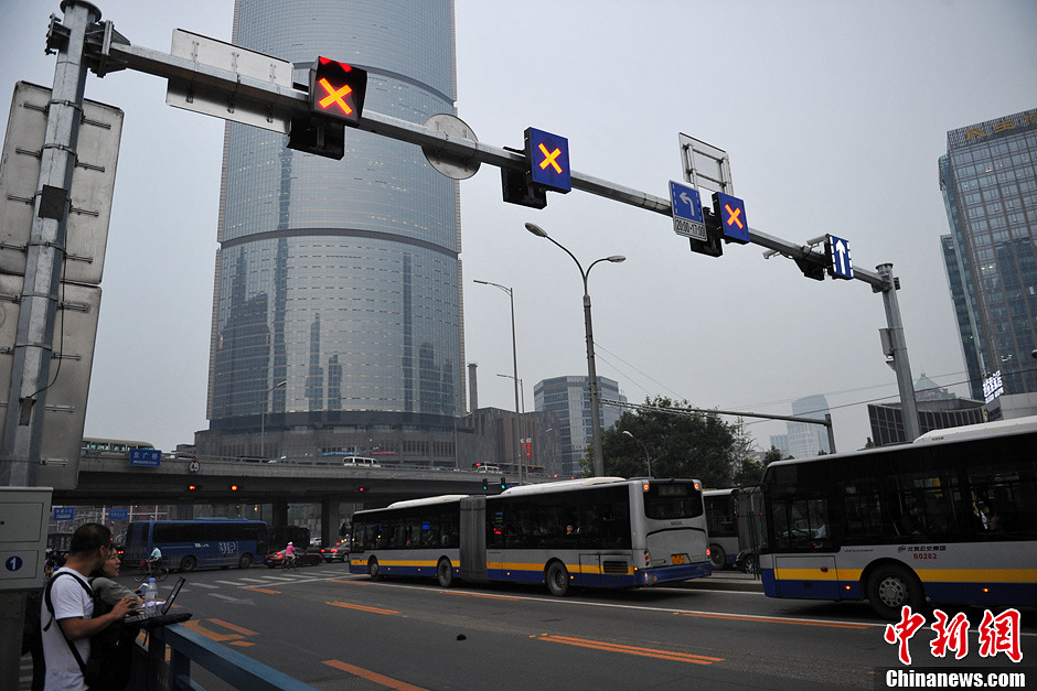 9月12日下午，为了应对晚高峰的出行，科学引导与缓解交通压力，北京市首条潮汐车道正式开通。图为9月12日潮汐车道开通时的车流。