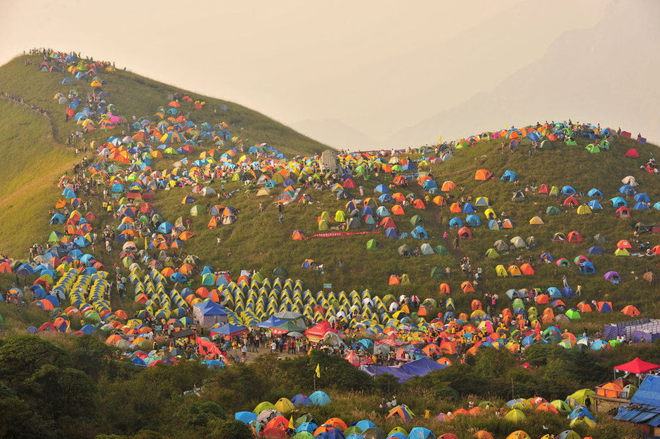 2013年9月14日，中国武功山迎来国际户外帐篷节，全国各地爱好户外旅行的朋友们齐聚一堂。这一天，多达五万人来到武功山，纷纷扎上帐篷。