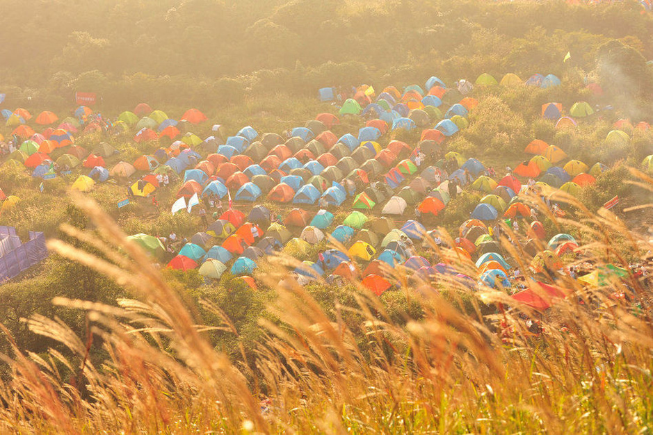 2013年9月14日，中国武功山迎来国际户外帐篷节，全国各地爱好户外旅行的朋友们齐聚一堂。这一天，多达五万人来到武功山，纷纷扎上帐篷。