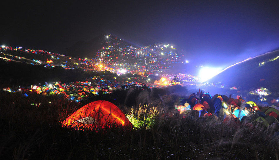 2013年9月14日，中国武功山迎来国际户外帐篷节，全国各地爱好户外旅行的朋友们齐聚一堂。这一天，多达五万人来到武功山，纷纷扎上帐篷。