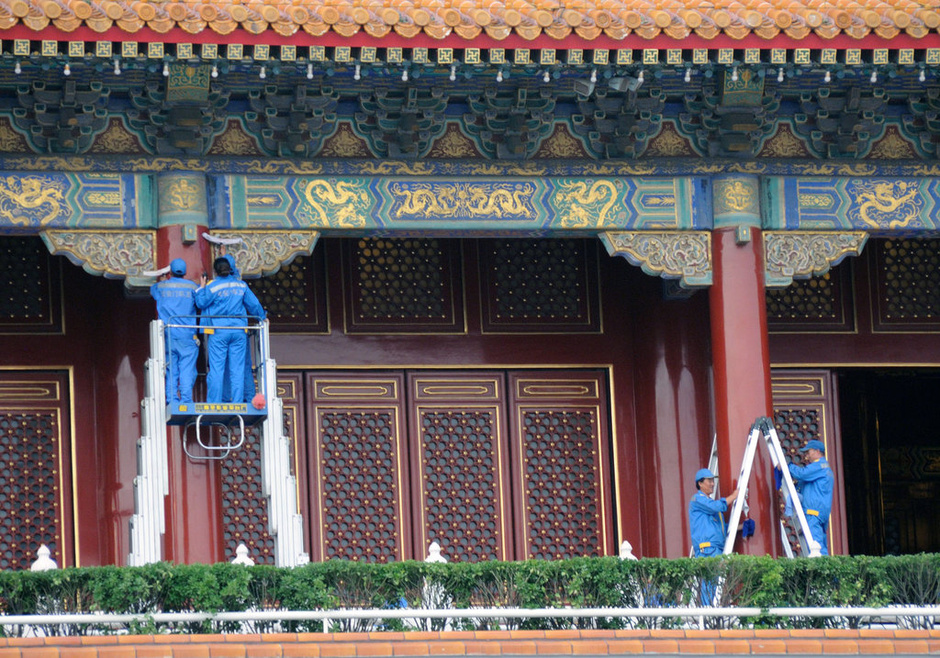 天安门城楼“洗脸”迎国庆 2013年9月16日，北京，几位工人正在清洗擦拭天安门城楼上的朱红色通天圆柱，以清新整洁的容貌迎接中秋和国庆佳节的到来。