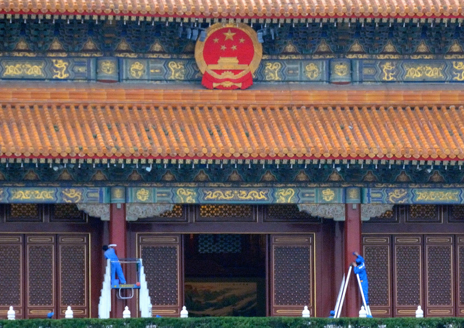 天安门城楼“洗脸”迎国庆 2013年9月16日，北京，几位工人正在清洗擦拭天安门城楼上的朱红色通天圆柱，以清新整洁的容貌迎接中秋和国庆佳节的到来。