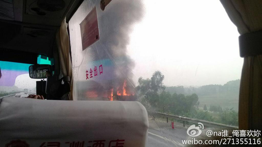 成雅高速往成都方向(新津路段)，有一辆客车发生燃烧。