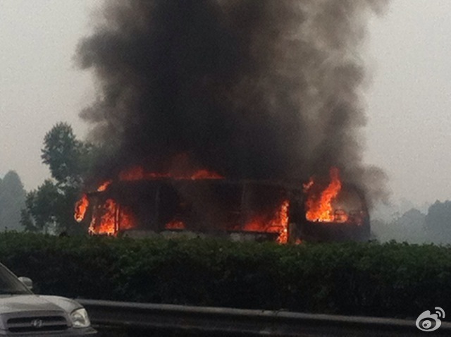 成雅高速往成都方向(新津路段)，有一辆客车发生燃烧。