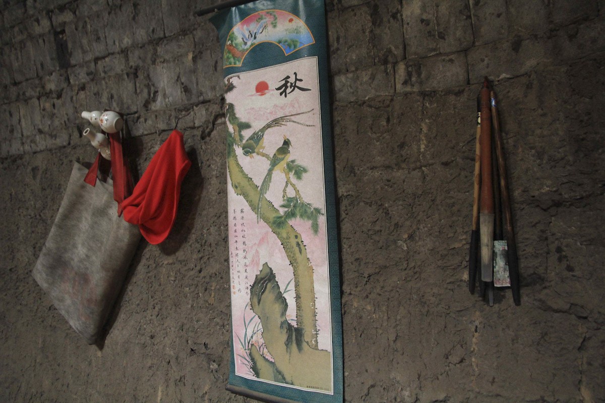 2013年9月16日，河南省郑州市老张喜欢看书、读报，念诗练书法。一个红色的收音机，走到哪儿都带着。虽身居砖窑，却对外界的事很了解。