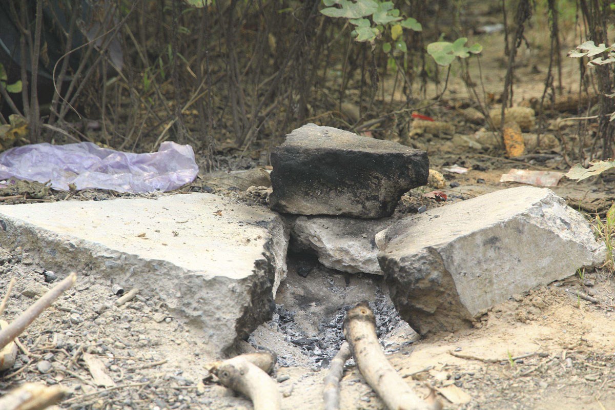 2013年9月16日，河南省郑州市，老张的砖窑洞外烧饭用的简易锅台。