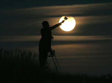 一组创意月亮照，提前预祝大家中秋快乐。