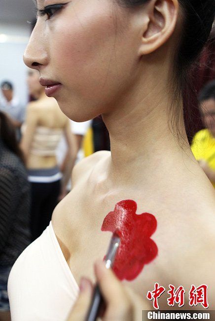 2013国际旅游小姐菁英赛9月20日在湖北咸宁举行，来自中国的40名佳丽参加了人体彩绘的表演，吸引了不少市民及摄影爱好者。
