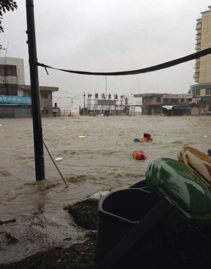 强力台风“天兔”昨天晚上（9月22日）在广东省登陆，汕头深圳巨浪滔天。现在我们就来直击“天兔”现场，可以看到，低洼地区被水淹没，成一片汪洋。