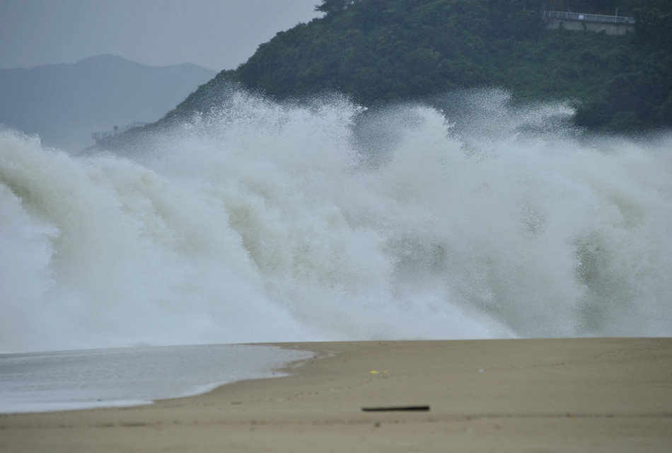 强力台风“天兔”昨天晚上（9月22日）在广东省登陆，汕头深圳巨浪滔天。现在我们就来直击“天兔”现场，可以看到，低洼地区被水淹没，成一片汪洋。