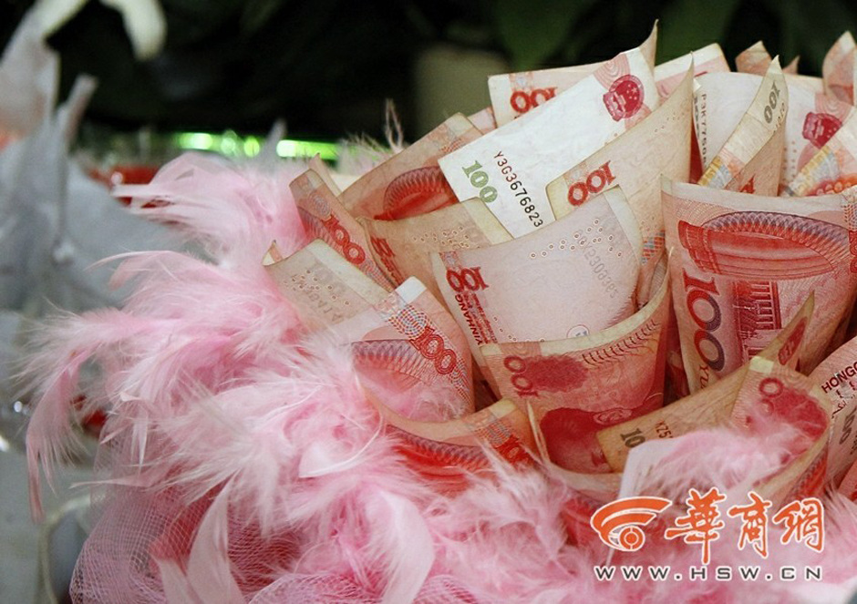西安一花店50张百元大钞制成“钞票鲜花”，这束用百元钞票捆扎成的“鲜花”很特别。