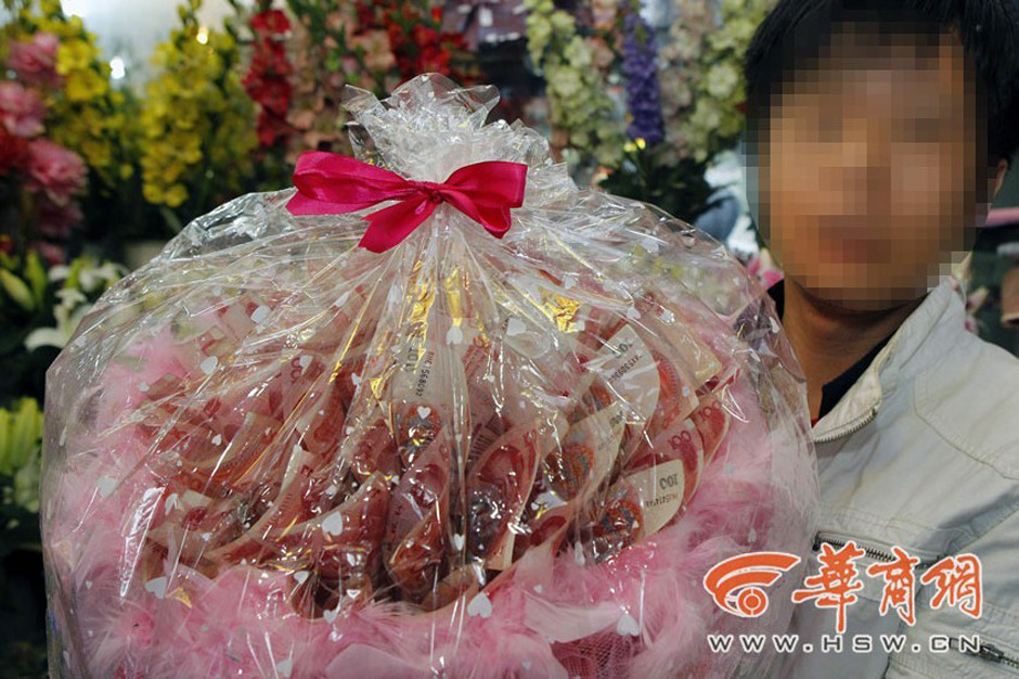 西安一花店50张百元大钞制成“钞票鲜花”，这束用百元钞票捆扎成的“鲜花”很特别。