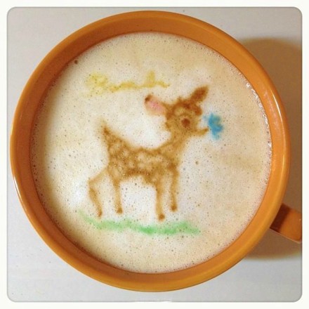 来自ri_bon 的一组美妙的犹如童话般的咖啡艺术。小王子，哆啦A梦，小丸子，怪物工厂，来自童话世界以及卡通动画的造型都可以在小小的咖啡杯中找到，有趣而又富于创意。