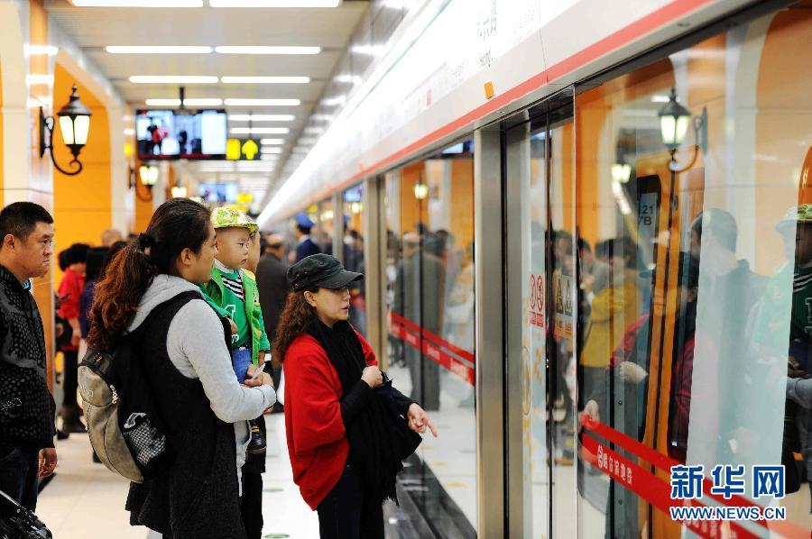9月26日，我国首条耐高寒地铁线——哈尔滨地铁1号线开始载客试运营。这条地铁在零下38摄氏度都能运行，昨天不少市民坐地铁现场体验。