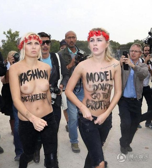 巴黎当地时间9月26日，两名半裸女性抗议者大闹2014年巴黎春夏时装周Nina Ricci专场秀，身上写着模特从不去妓院“Model Don't Go To Brothel”的字样，引起众多媒体疯狂跟拍。