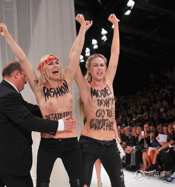 巴黎当地时间9月26日，两名半裸女性抗议者大闹2014年巴黎春夏时装周Nina Ricci专场秀，身上写着模特从不去妓院“Model Don't Go To Brothel”的字样，引起众多媒体疯狂跟拍。
