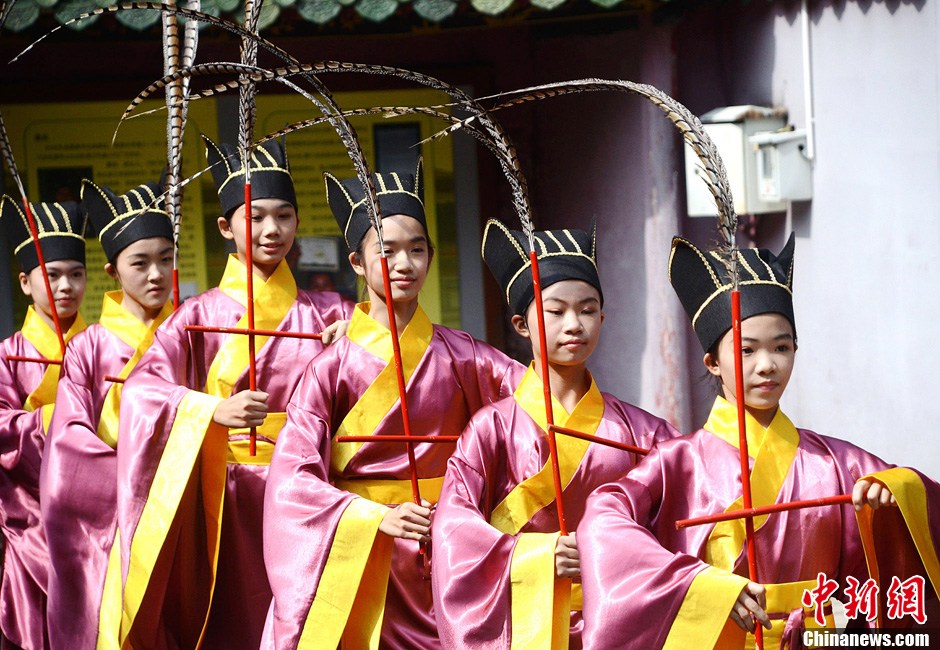 9月28日是孔子诞辰2564周年之际，中国各地举办了仿古祭祀活动，表达对孔子的敬意，保护古典国学。其中长春文庙的活动包括了很多环节，如行初献礼、献祝、行亚献礼等。台湾也不例外，并且马英九亲临现场。