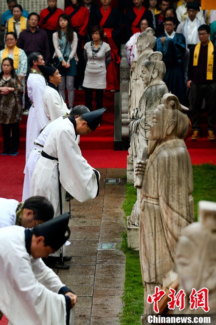 9月28日是孔子诞辰2564周年之际，中国各地举办了仿古祭祀活动，表达对孔子的敬意，保护古典国学。其中长春文庙的活动包括了很多环节，如行初献礼、献祝、行亚献礼等。台湾也不例外，并且马英九亲临现场。