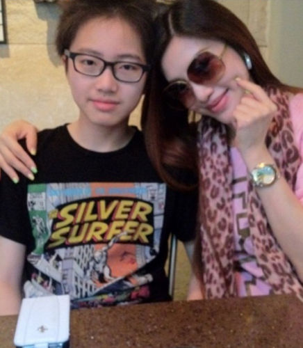 41岁的台湾女星吴玟萱育有一个14岁的儿子，辣妈吴玟萱经常在微博晒出与儿子合影，逆生长的她无论容貌身材都仍似少女，让网友纷纷感叹母子似姐弟。