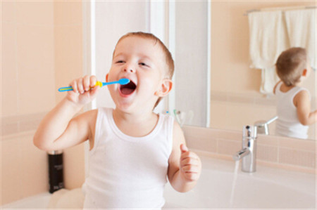 宝宝哭闹拒绝刷牙怎么办_宝宝拒绝刷牙怎么办