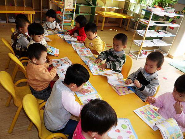 1、幼儿喜欢在有趣的活动中接受教育,因此,我利用游戏的方式对幼儿进行生活习惯培养。让幼儿在看看做做中主动、自觉地学习。 2、在幼儿刚入园时,我组织他们玩找朋友的游戏,引导认识自己的标记,并能找出自己的标记朋友,这就让幼儿很快地记住了自己的标记,学会找自己的杯子和毛巾等物品。我们还通过智力游戏猜猜我是谁,来加深幼儿对班上老师的认识,对小朋友的认识,增进与老师、小朋友的感情。另外,幼儿在玩玩具后容易乱扔、乱放,如果我们老师替他们收拾玩具,一手包办代替,那幼儿的好习惯是很难培养的。所以我采用了送玩具回家