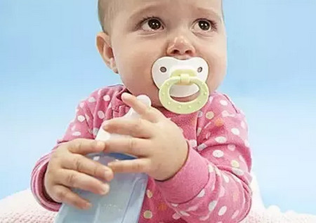 四个月以上的宝宝,只喝母奶足够吗?