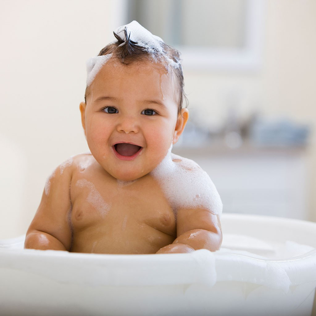 中国男宝宝洗澡图片 笑着的样子超级可爱啊
