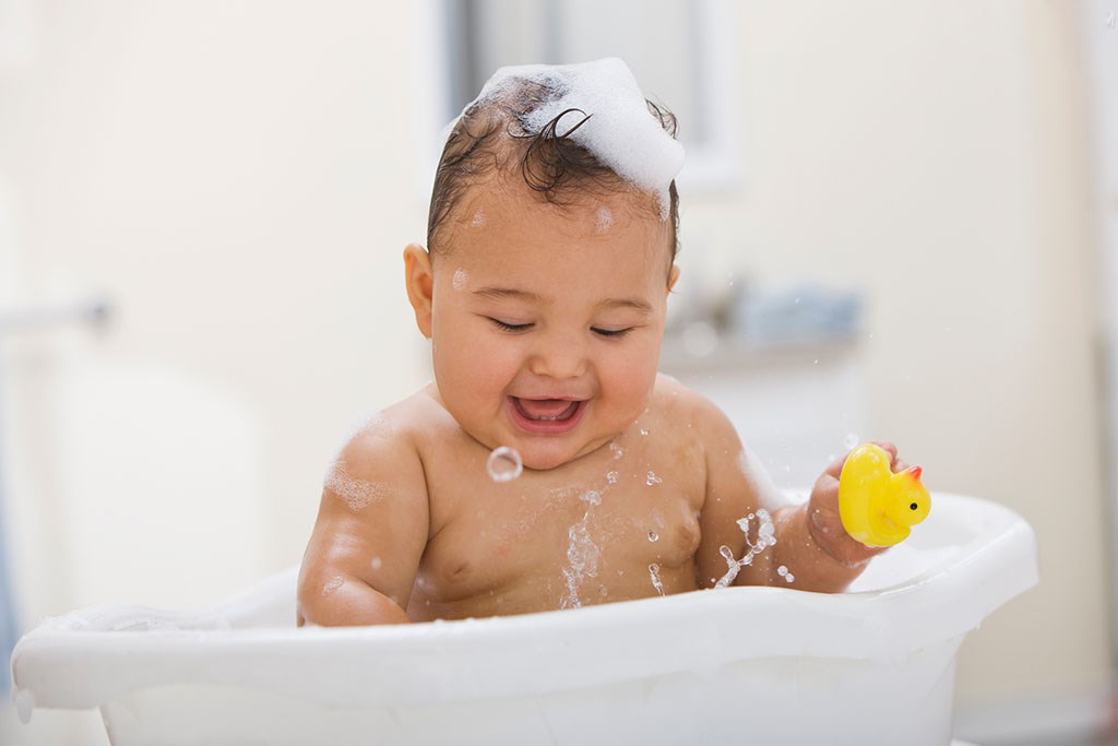 中国男宝宝洗澡图片 笑着的样子超级可爱啊