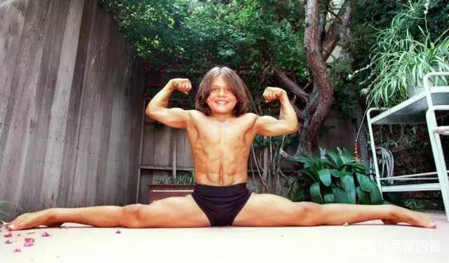 理查德·桑德拉克8岁时被认为是“世界上最强壮的男孩”。那时的他只有36公斤，却能举起比自己重两倍多的东西。12岁那年，他已经是美国健美界的大明星。理查德·桑德拉克从小在武术学校学习，主要练习速度、力量、平衡感和注意力。他能在15秒内踢腿30次。每天完成500个俯卧撑、500个仰卧起坐。另外还有其他训练。看这一身肌肉，哪里像个小男孩啊。而等他长大后，变成了一个小胖子，曾经满身的肌肉已无踪影。