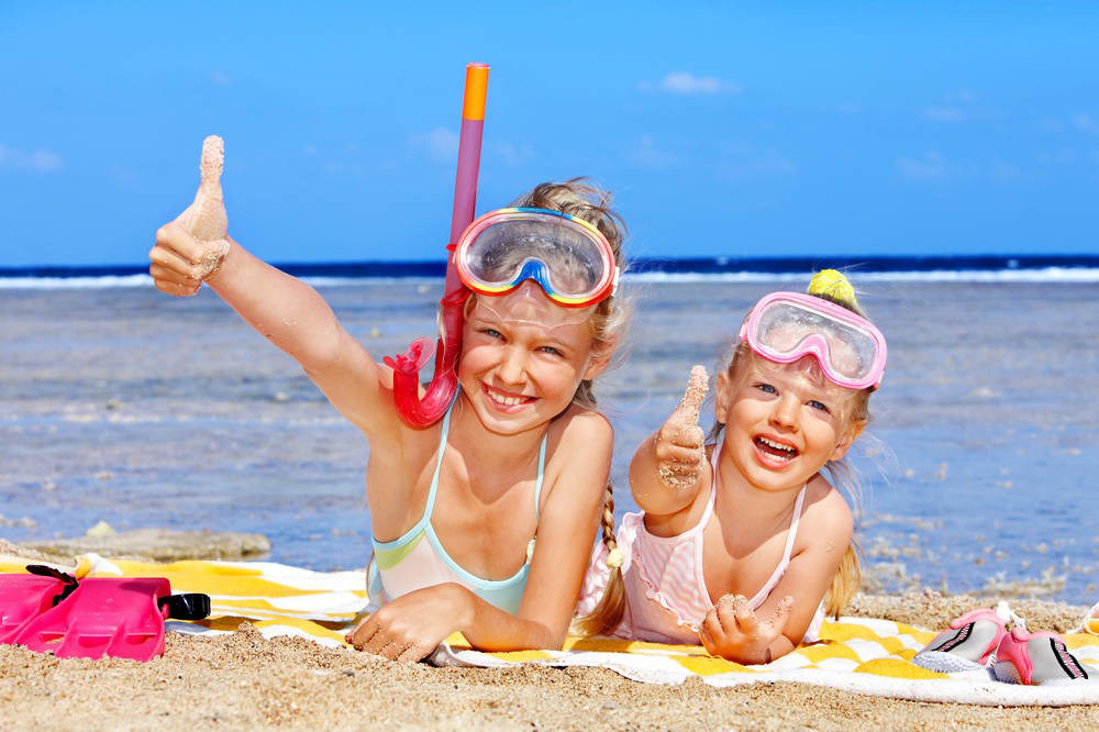 【夏日沙滩小孩图片】欧美小孩沙滩玩耍图片大
