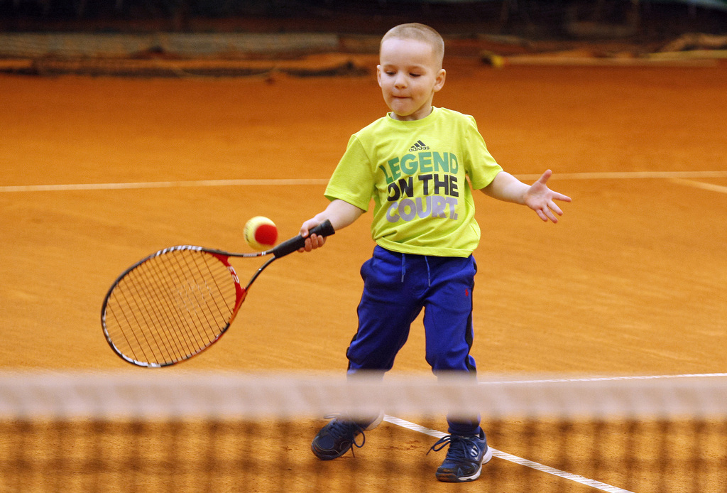 3岁男孩成最年轻网球注册球员 打球模样超可爱