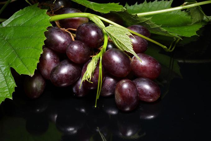 【孕妇吃葡萄孩子眼睛会大吗】孕妇吃葡萄胎儿