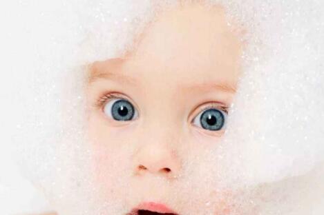 【宝宝吐泡泡就是肺炎吗】婴儿吐泡泡是肺炎吗