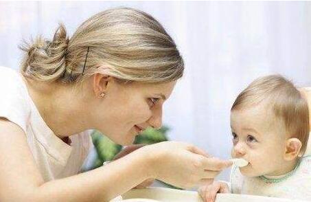 【宝宝吃奶后吐奶和鼻孔出奶怎么回事】宝宝鼻