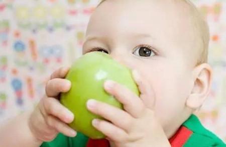 孩子误食生活用品:是否催吐要分情况