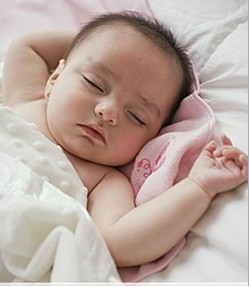 宝宝是该分床睡OR同床睡？