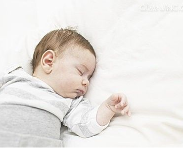 新生儿哪种姿势睡觉好？