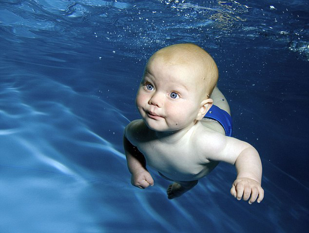 宝宝水下游泳的可爱瞬间