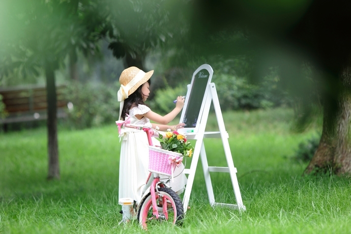儿童摄影：骑单车的女孩